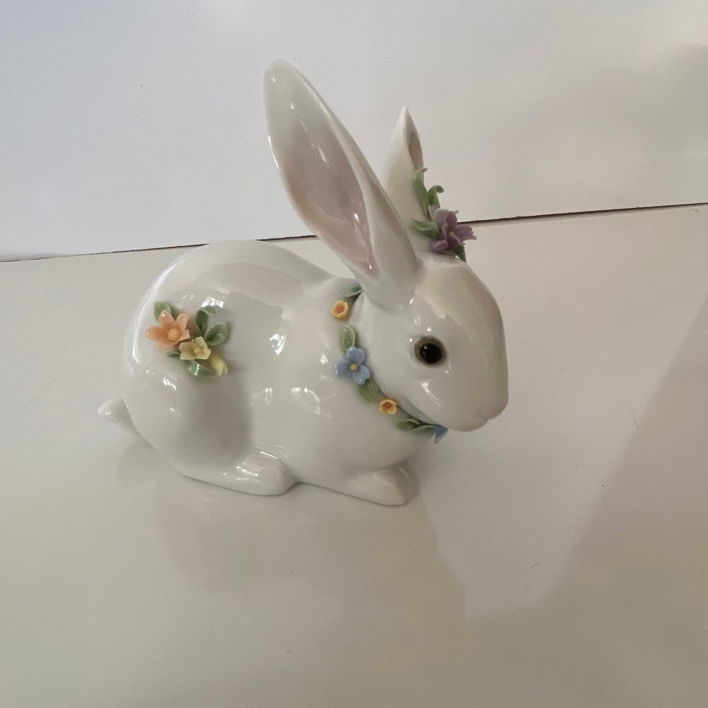 Lladro Attentive Bunny with Flowers #6098 Retired EUC